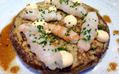 Tortilla de patata y morcilla con cigalas